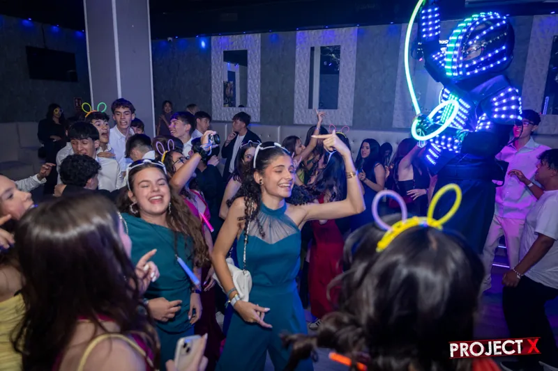 Robot LED entre la promoción, graduación de 2026 en sala